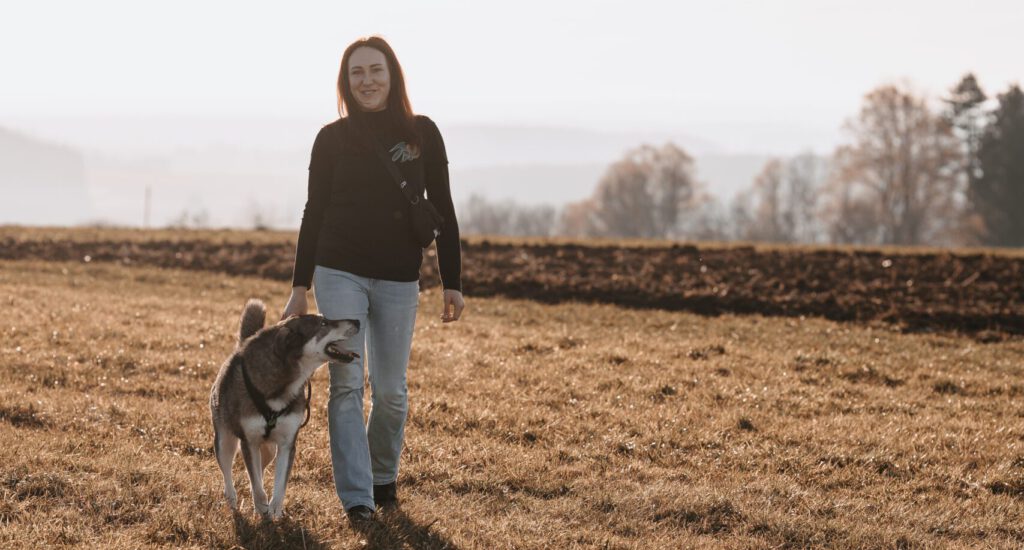 Lena spaziert mit Hund Tinka